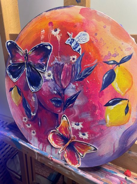 Bunte Schmetterlinge, Blumen und Zitronen auf einem lebhaften, rot-orangefarbenen Hintergrund.