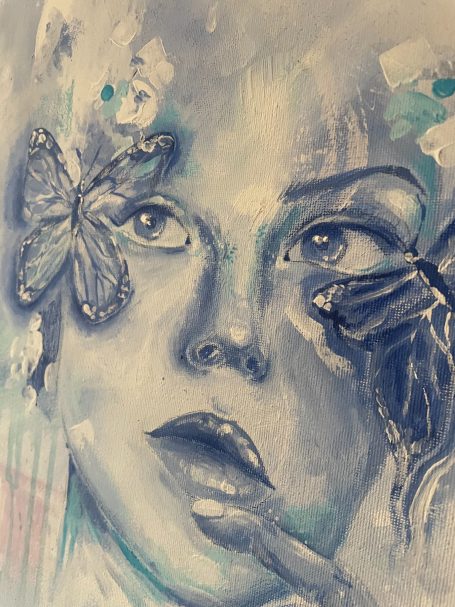 Porträt einer Frau mit einer Schmetterlings- und Bienenillustration im Gesicht.