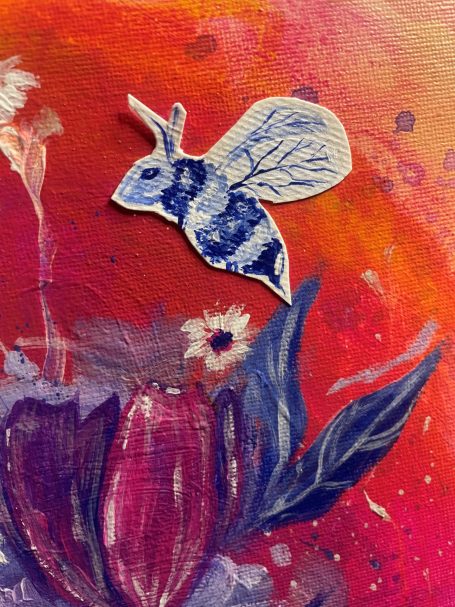 Eine stilisierte Biene fliegt über bunte Blumen mit roten und lila Tönen.