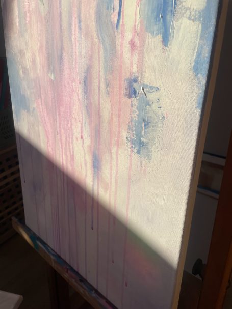 Sanfte Farbtöne in Blau und Rosa verlaufen auf einer weißen Leinwand.