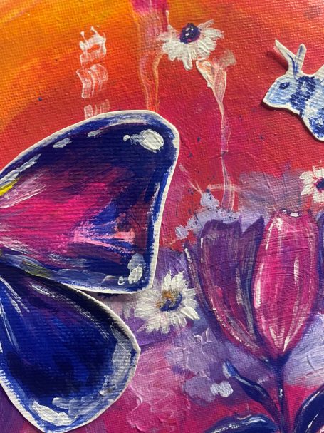 Bunte Schmetterlinge und Blumen auf leuchtend orangefarbenem Hintergrund.