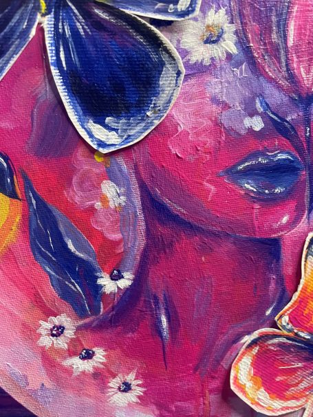 Abstrakte Malerei mit blauen und violetten Blumen und bunten Farbverläufen.