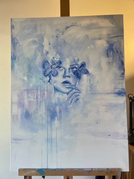 Porträt einer Frau mit blauen Blumen im Haar, in sanften Farbtönen gehalten.