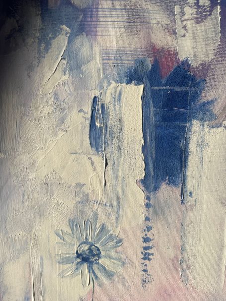 Abstrakte Malerei mit blauen und weißen Farbtönen und einer stilisierten Blume.