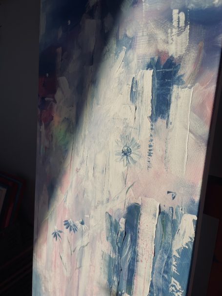 Abstrakte Malerei mit blauen und rosa Tönen, helle Pinselstriche und Texturen.