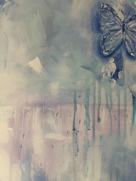 Farbenfrohe abstrakte Malerei mit Schmetterlingsmotiv und Tropfenmuster.